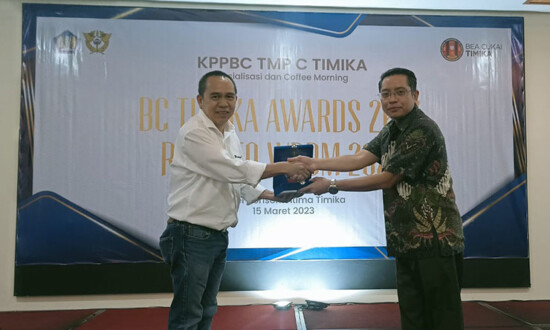 Kepala Kantor KPPBC TMP C Timika, M.Rofiudzdzikri memberikan penghargaan Bea Cukai Timika Award 2023 kepada perwakilan PT Freeport Indonesia. (Foto: Kristin Rejang/Seputarpapua)