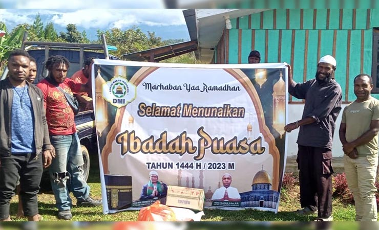 Sekretaris DMI Kabupaten Jayawijaya, Irsan Yelipele bersama anggota DMI saat menyerahkan bantuan paket sembako di Masjid Al-Ikhlas Okilik. (Foto: Amin Momiage/Seputarpapua)