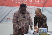 Bupati Asmat Elisa Kambu bersama Kepala Balai Sentra Gau Mabaji Dr. Subhan Kadir saat akan menandatangani MoU. (Foto: Ist)