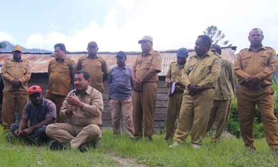 upati Jayawijaya John Richard Banua (duduk berbicara gunakan mic) bersama dengan jajarannya saat kunker dan berdiskusi dengan tokoh dan masyarakat Distrik Koragi, Kabupaten Jayawijaya, Papua Pegunungan, Rabu (22/3/2023). (Foto: Amin Momiage/Seputarpapua)