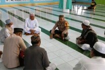 Bhabinkamtibmas Polsek Nabire Kota bertemu jemaah Masjid Al-Azhar Samabusa. (Foto: Ist)