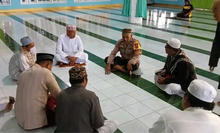Bhabinkamtibmas Polsek Nabire Kota bertemu jemaah Masjid Al-Azhar Samabusa. (Foto: Ist)