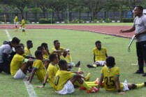 Coach Ardiles Rumbiak saat memberikan arahan kepada para pemain Papua Football Academy (PFA). (Foto: Saldi Hermanto)