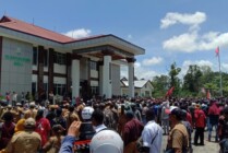 Aksi unjukrasa yang digelar di Kantor Kejari Mimika, Selasa (7/3/2023). (Foto: Arifin/Seputarpapua)