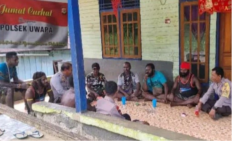 Kapolsek Uwapa bersama personelnya bertemu warga dan tokoh masyarakat Kampung Urumusu, Distrik Uwapa, Kabupaten Nabire, Papua Tengah dalam agenda Jum'at Curhat, Jumat (3/3/2023). (Foto: Christian Degei/Seputarpapua)