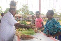 Bupati Asmat Elisa Kambu membeli dagangan mama Papua di pasar yang baru saja ia resmikan. (Foto: Elgo Wohel/Seputarpapua)