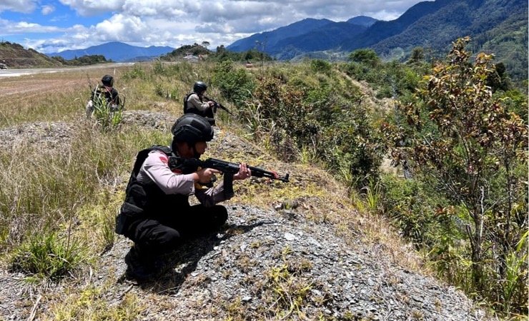 Aparat gabungan TNI-Polri melakukan penjagaan di area Bandara Bilorai Sugapa, Kabupaten Intan Jaya, Papua Tengah akibat aksi teror KKB. (Foto: Dok Humas Polda Papua)