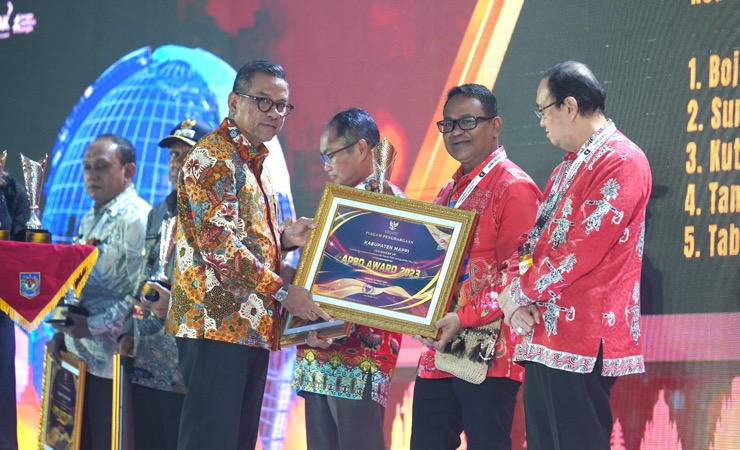 Pj Bupati Mappi Michael R Gomar saat menerima penghargaan APBD Award 2023 dari Kemendagri. (Foto: Humas Mappi)