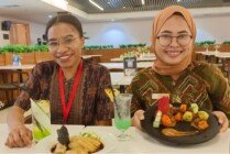 Public Relation Hotel Horison Diana Timika saat menunjukkan promo makanan dan minuman di bulan Maret. (Foto: Mujiono/Seputarpapua)