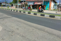 Kondisi Jalan Yos Sudarso yang baru diaspal, dikeluhkan warga lantaran kualitas pengerjaan dianggap buruk. (Foto: Saldi/Seputarpapua)
