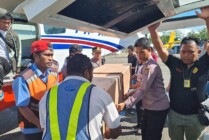 Jenazah Irwan (26) saat tiba di Bandara Mozes Kilangin Timika, Kamis (23/3/2023). (Foto: Dok Humas Polda Papua)
