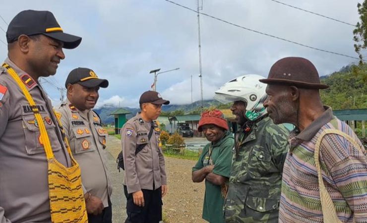 Kapolsek Mapia bersama jajarannya bertemu masyarakat dalam menjalankan program Jum'at Curhat di Kampung Bomomani, Distrik Mapia Lama, Kabupaten Dogiyai, Papua Tengah. (Foto: Ist)