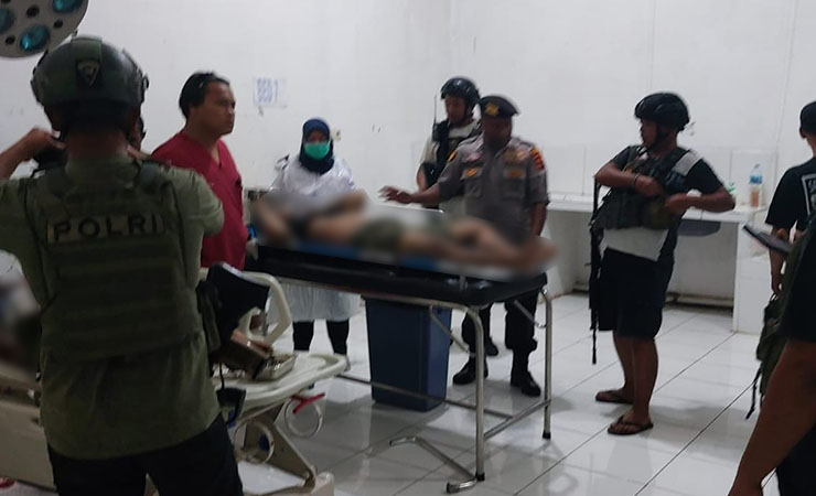 Petugas Kepolisian mengevakuasi dua korban penembakan yang dilakukan OTK ke RSUD Dekai, Kabupaten Yahukimo, Papua Pegunungan. (Foto: Ist)