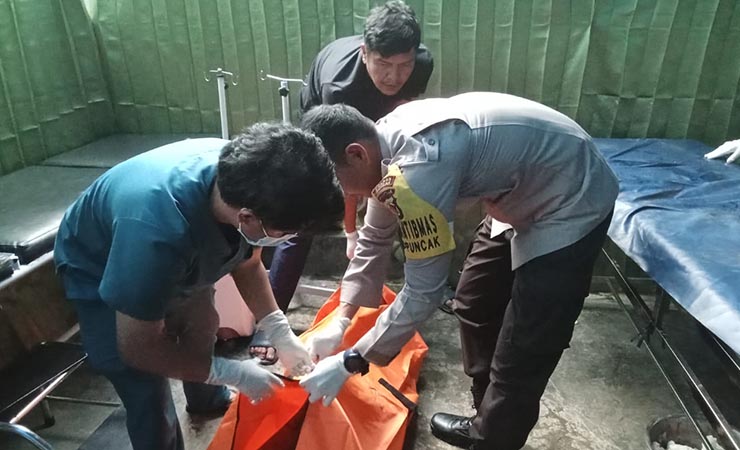 Proses evakuasi jenazah Irwan (26) menujuh Bandara Mozes Kilangin Timika, Kamis (23/3/2023). (Foto: Ist)