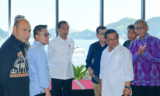Presiden Joko Widodo saat meninjau lokasi KTT ASEAN di Labuan Bajo. (Foto: Muchlis Jr - Biro Pers Sekretariat Presiden)