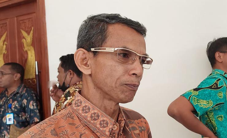 Kepala UPBJ Setda Mimika Bambang Wijaksono saat ditemui wartawan di salah satu hotel di Jalan Cenderawasih, Kamis (30/3/2023). (Foto: Fachruddin Aji/Seputarpapua)