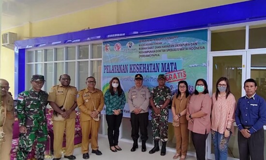 Foto bersama Pj Bupati Mappi dengan forkopimda dalam pembukaan pelayanan kesehatan mata untuk masyarakat Mappi. (Foto: Dok Humas Pemkab Mappi)