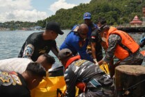 Tim Gabungan saat mengevakuasi jenazah nelayan yang sempat dikabarkan hilang saat tenggelam di Pantai Holtekamp. (Foto: Dispen Lantamal X Jayapura)