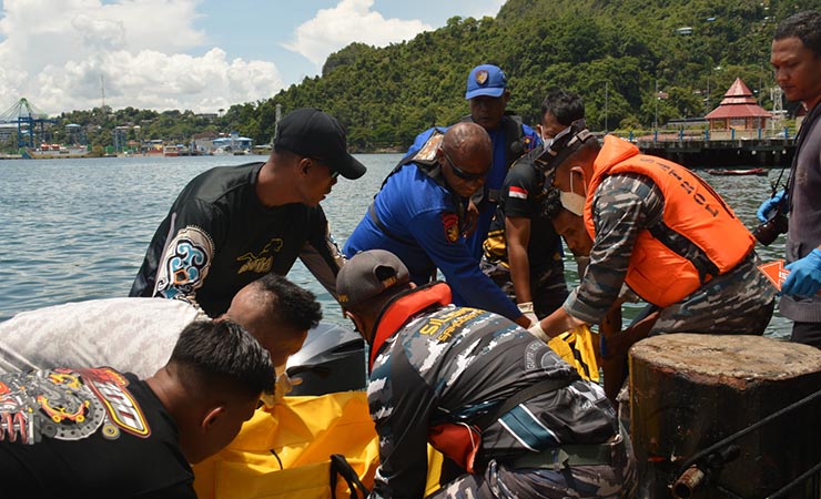 Tim Gabungan saat mengevakuasi jenazah nelayan yang sempat dikabarkan hilang saat tenggelam di Pantai Holtekamp. (Foto: Dispen Lantamal X Jayapura)
