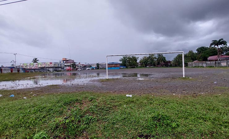 Kondisi lapangan Timika Indah yang sering digunakan sebagai latihan sepakbola SSB di Mimika. (Foto: Fachruddin Aji/Seputarpapua)