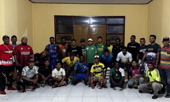 Pelatih Tim Putra Futsal Papua PON XX Dauh H Arim (tengah) saat berfoto bersama dengan pelatih tim futsal di Kabupaten Mappi. )Foto: Ist/Humas Pemkab Mappi)