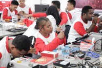 Tampak anak-anak Papua Youth Creative Hub (PYCH) yanh akan segera meluncurkan brand smartphone dan laptop pertama di Papua dengan nama TOP.ID. (Foto: Ist)