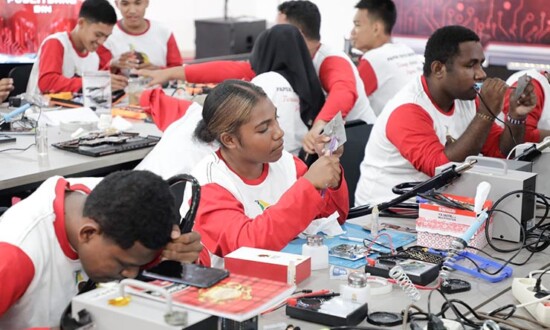 Tampak anak-anak Papua Youth Creative Hub (PYCH) yanh akan segera meluncurkan brand smartphone dan laptop pertama di Papua dengan nama TOP.ID. (Foto: Ist)