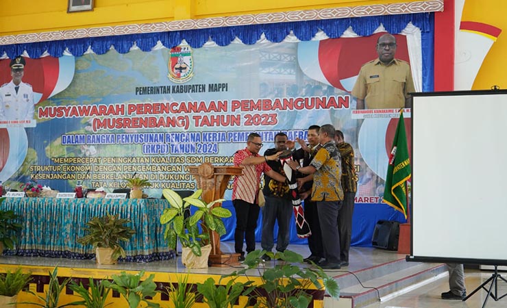 Pj Bupati Mappi Michael R. Gomar saat membuka kegiatan Musrenbang Kabupaten Mappi tahun 2023. (Foto: Dok Humas Pemkab Mappi)
