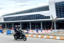 OJEK | Salah satu tukang ojek yang mengantar penumpang di area Bandara Mozes Kilangin Timika. (Foto: Anya Fatma/Seputarpapua)