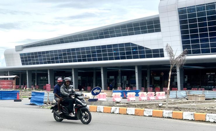 OJEK | Salah satu tukang ojek yang mengantar penumpang di area Bandara Mozes Kilangin Timika. (Foto: Anya Fatma/Seputarpapua)