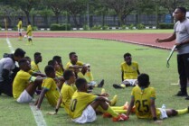 Kepala Pelatih PFA Ardiles Rumbiak memberikan arahan kepada tim A PFA Cenderawasih saat bertanding melawan SSB Timika Putra di MSC, Sabtu (25/3/2023). (Foto: Saldi Hermanto/ Seputarpua)