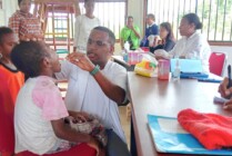 Tim Papua Muda Inspiratif memberikan pelayanan kesehatan kepada anak TK Nangmora, Rabu (29/3/2023). (Foto: Arifin/ Seputarpapua)