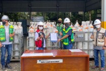 Serah terima 50 tabung oksigen hasil konversi oksigen industri menjadi oksigen medis, kepada pihak RSUD Timika pada masa pandemi, 31 Juli 2021 di 32BR Warehouse Kuala Kencana. (Foto: Corcom PTFI)