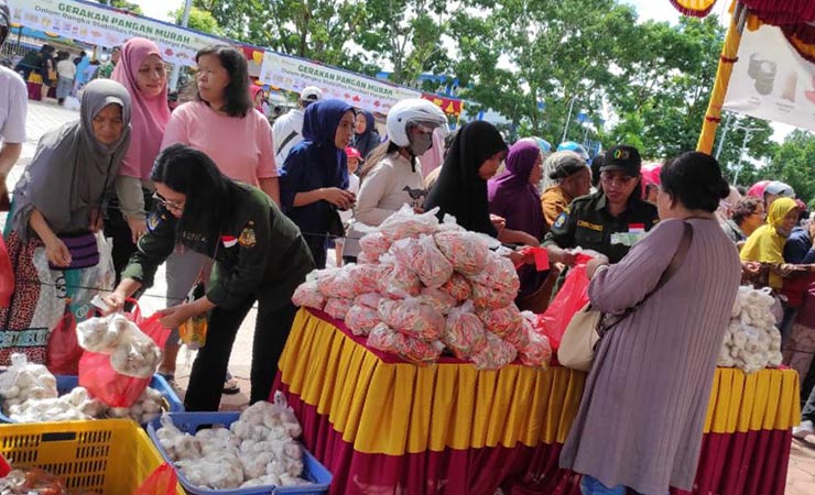 Masyarakat saat berbelanja di lapak pasar murah. (Foto: Anya Fatma/Seputarpapua)
