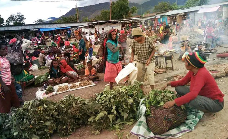 Aktivitas berjualan oleh masyarakat di Pasar Sinakma, Distrik Wamena, Papua Pegunungan. (Foto: Amin Momiage/Seputarpapua)