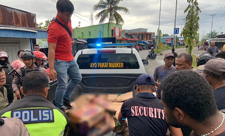 Evakuasi mayat korban tanpa identitas (Mr.X) yang ditemukan warga tergeletak di Jalan Ahmad Yani Timika, Kabupaten Mimika, Papua Tengah, Senin (20/3/2023). (Foto: Ist)