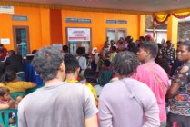 Masyarakat saat mengantri untuk mengambil bansos SPK di Kantor Pos Cabang Mimika, Jumat (17/3/2023) (Foto: Fachruddin Aji/Seputarpapua)