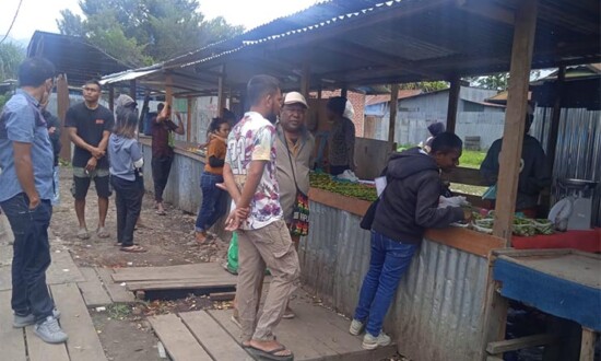 Tim dari Dinas Perindustrian Perdagangan dan Koperasi Kabupaten Jayawijaya saat melakukan penertiban para pedagang pinang di Jalan Suci Wamena (Foto: Amin Momiage/Seputarpapua)