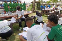 Para siswa-siswi SATP saat menunjukan pembuatan kompos serta penanaman tumbuhan sebagai wujud Eco-Education kepada para peserta Putra-Putri Alam Lestari, di Lingkungan Sekolah Asrama Taruna Papua (SATP), Selasa (28/3/2023) (Foto: Mujiono/Seputarpapua)