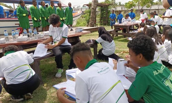 Para siswa-siswi SATP saat menunjukan pembuatan kompos serta penanaman tumbuhan sebagai wujud Eco-Education kepada para peserta Putra-Putri Alam Lestari, di Lingkungan Sekolah Asrama Taruna Papua (SATP), Selasa (28/3/2023) (Foto: Mujiono/Seputarpapua)