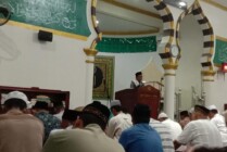 Ramli Boyratan saat menyampaikan ceramah sebelum salat tarawih dilaksanakan di Masjid Al Iksan. (Foto: Arifin/Seputarpapua)