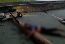 Korban S (53), tampak terkapar dalam kondisi tewas setelah kecelakaan tunggal menabrak batang pohon kelapa, Selasa subuh (15/3/2023). (Foto: Dok Humas Polresta Jayapura Kota)