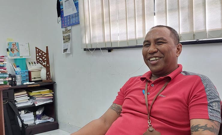 Sekretaris Dinas PUPR Inosensius Yoga Pribadi saat ditemui wartawan di kantor Pusat Pemerintahan Kabupaten Mimika, Jumat (24/3/2023). (Foto: Fachruddin Aji/Seputarpapua)