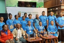 Foto bersama Atlet Cabor Atletik Program Desentralisasi Pelatnas Mimika bersama dengan jajaran pelatih dan perwakilan PTFI Kerry Yarangga (duduk kedua dari kiri) usai konferensi pers di Jalan Kesehatan, Timika Indah, Mimika Baru, Mimika, Papua Tengah, Rabu (5/4/2023). (Foto: Fachruddin Aji/Seputarpapua)