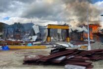 Kondisi bangunan kantor sementara Bupati Dogiyai rata hingga tanah akibat terbakar pada Sabtu siang (8/4/2023). (Foto: Dok Humas Polda Papua)