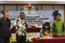 Penandatanganan berita acara hasil forum perangkat daerah oleh Kepala Bappeda Mimika Yohana Paliling. (Foto: Anya Fatma/Seputarpapua)