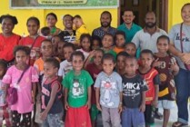 Foto bersama para volunteer dan anak-anak di Taman Baca Ale Nereg Ungkangame. (Foto: Ist)