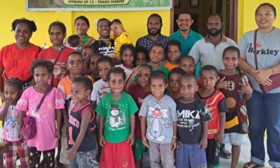 Foto bersama para volunteer dan anak-anak di Taman Baca Ale Nereg Ungkangame. (Foto: Ist)