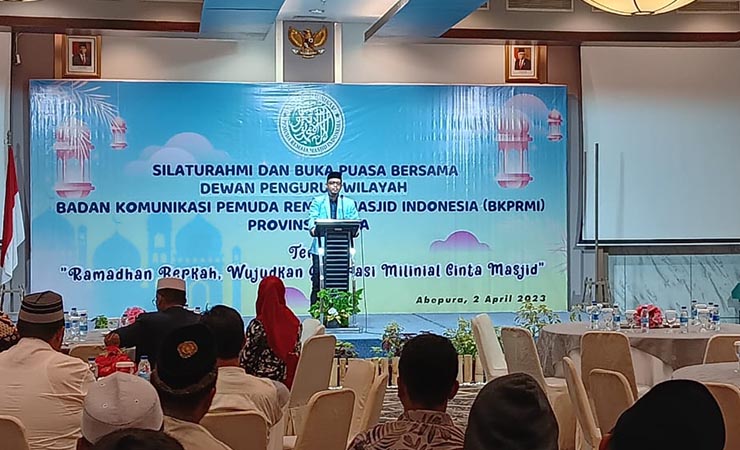 Ketua BKPRMI Papua Lukman Nurdiansah saat memberikan sambutan dalam buka puasa bersama yang digelar BKPRMI Papua di Jayapura, Minggu (2/4/2023). (Foto:Alley/Seputarpapua)