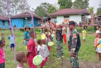 Anak-anak di Distrik Suator, Kabupaten Asmat, Papua Selatan antusias mengikuti lomba yang diadakan Babinsa Koramil Suator dalam menyongsong Paskah 2023. (Foto: Ist)